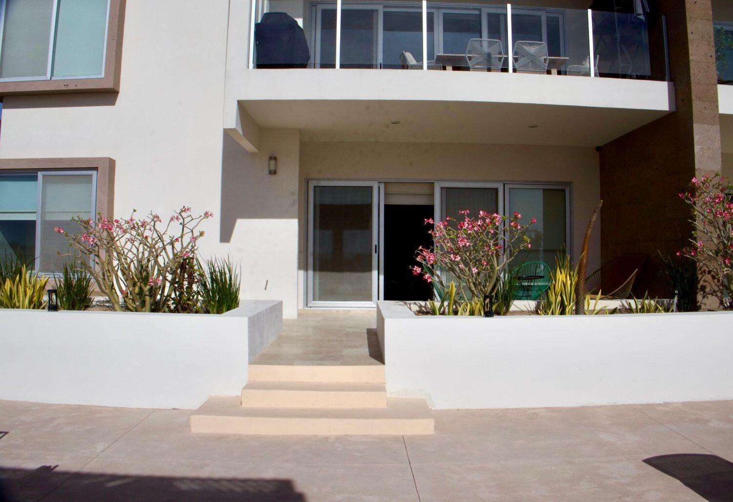 Pedregal Pedregal Experience an exclusive lifestyle in this luxurious, exquisitely furnished condominium, where every detail has been designed for comfort and distinction. Its expansive terrace overlooking the pool offers breathtaking ocean – CONDO SERENA 106, La Paz, La Paz, BS