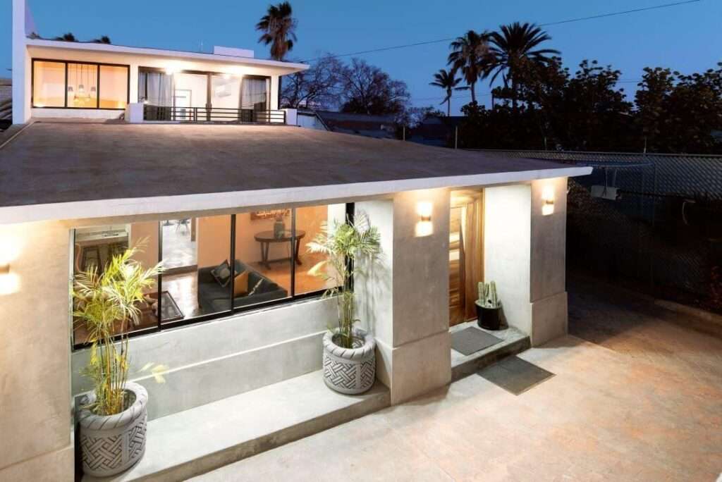 Pedregal Centro This two-story home is the perfect option for a family looking for comfort, style, and location. With large windows that flood the spaces with natural light, the property features luxurious finishes and granite countertops in the kitchen, providing a touch of elegance to your daily life.The home offers two spacious bedrooms, perfect for relaxing, and two modern, well-equipped bathrooms. It also has two parking spaces, ideal for those seeking comfort and security.The large patio is ideal for enjoying time outdoors, holding family gatherings, or simply relaxing in a private setting.Located near the city's main avenues, you'll be just 5 minutes from the boardwalk and a short walk from restaurants, pharmacies, schools, and other essential services. – VALENTIN GOMEZ FARIAS Y 5 DE M, La Paz, BS