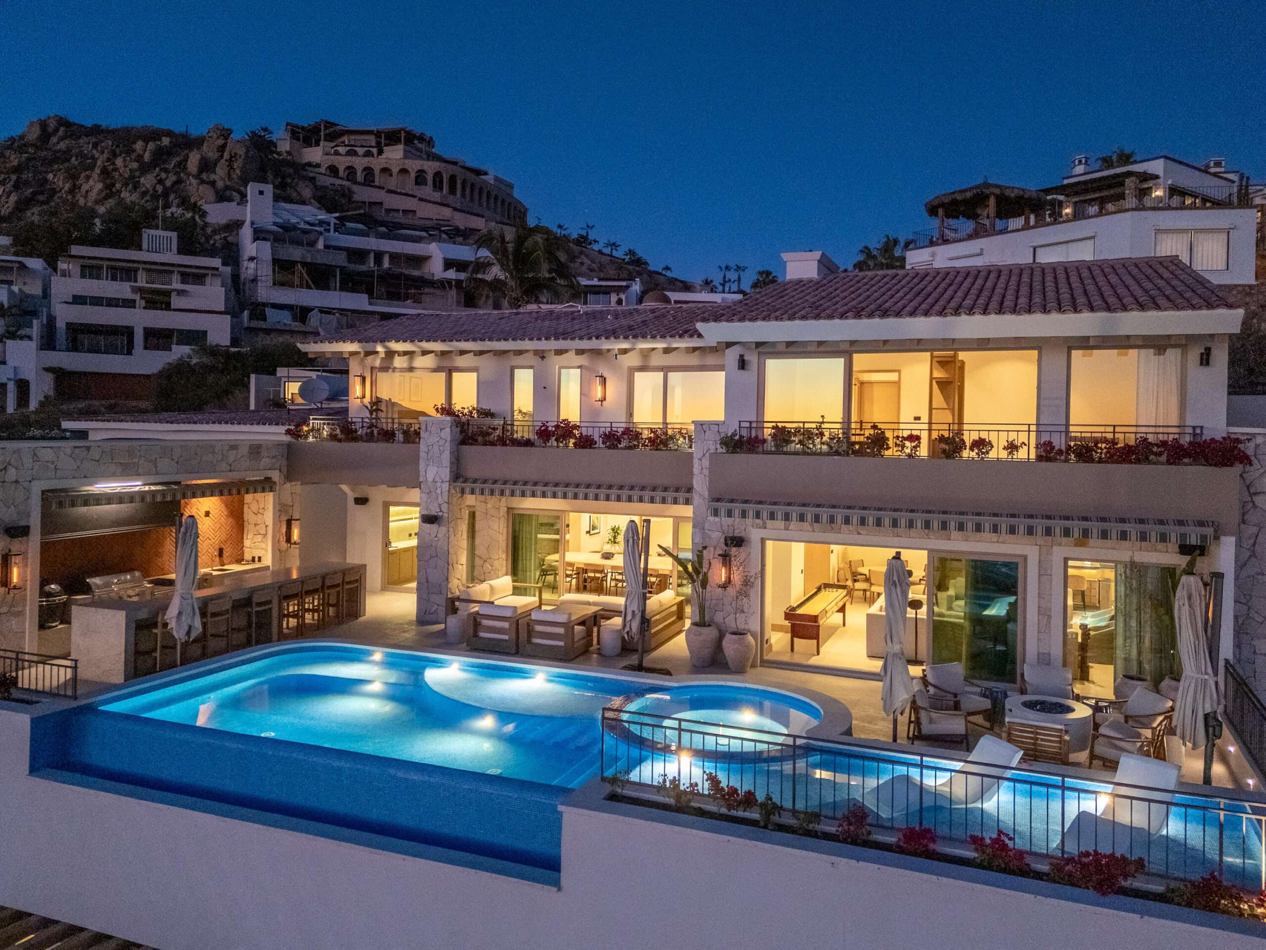 Pedregal Pedregal Csl Casa LA MARACAIntroducing a truly one-of-a-kind villa located in Pedregal, the most exclusive and prestigious community in Cabo San Lucas.This extraordinary 12-suite property has been recently remodel with world-class architectural design, blending luxury, functionality, and complete privacy in every space.Designed for visionary owners, Casa LA MARACA represents an exceptional opportunity, whether as a private residence or as a high-performing luxury vacation rental.Casa LA MARACA not only offers a privileged ocean – Callejón de las campanas, Cabo San Lucas, BS